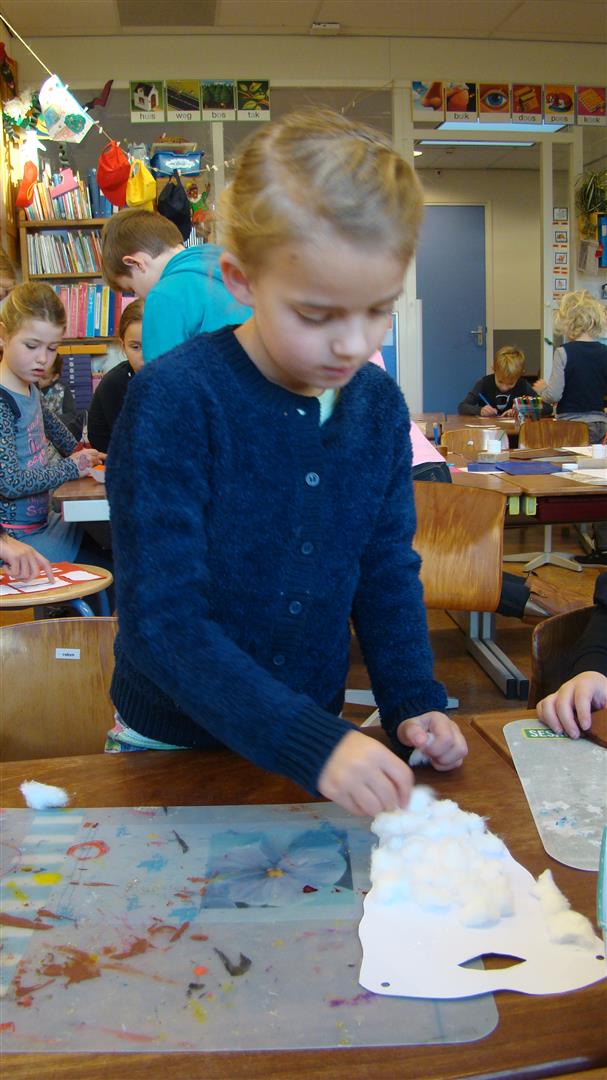 Foto's van het voorlezen aan groep 3 door kinderen van groep 7!