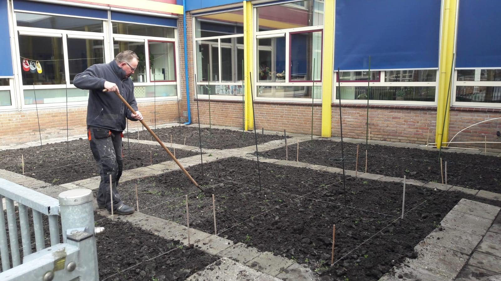 Het werk in de schooltuin gaat gewoon door
